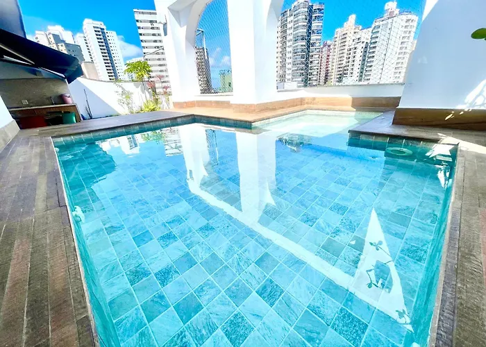 Cobertura com piscina e churrasqueira, 200m da praia, 3 dormitórios para até 6 hóspedes Guarujá